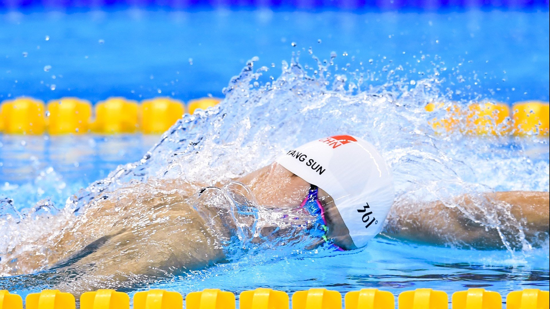 国足门将大脚出球精准度分析，足球大脚射门教学视频